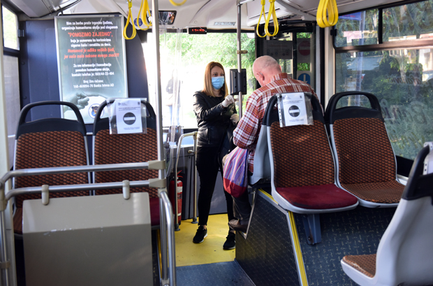 Први дан нормализације престоничког јавног превоза: У возилима по десетак путника, већина са маскама и рукавицама 